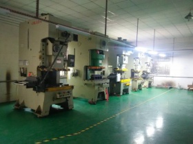 精焊科技沖床車間