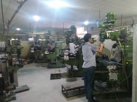 精焊機械科技數(shù)控銑床車間